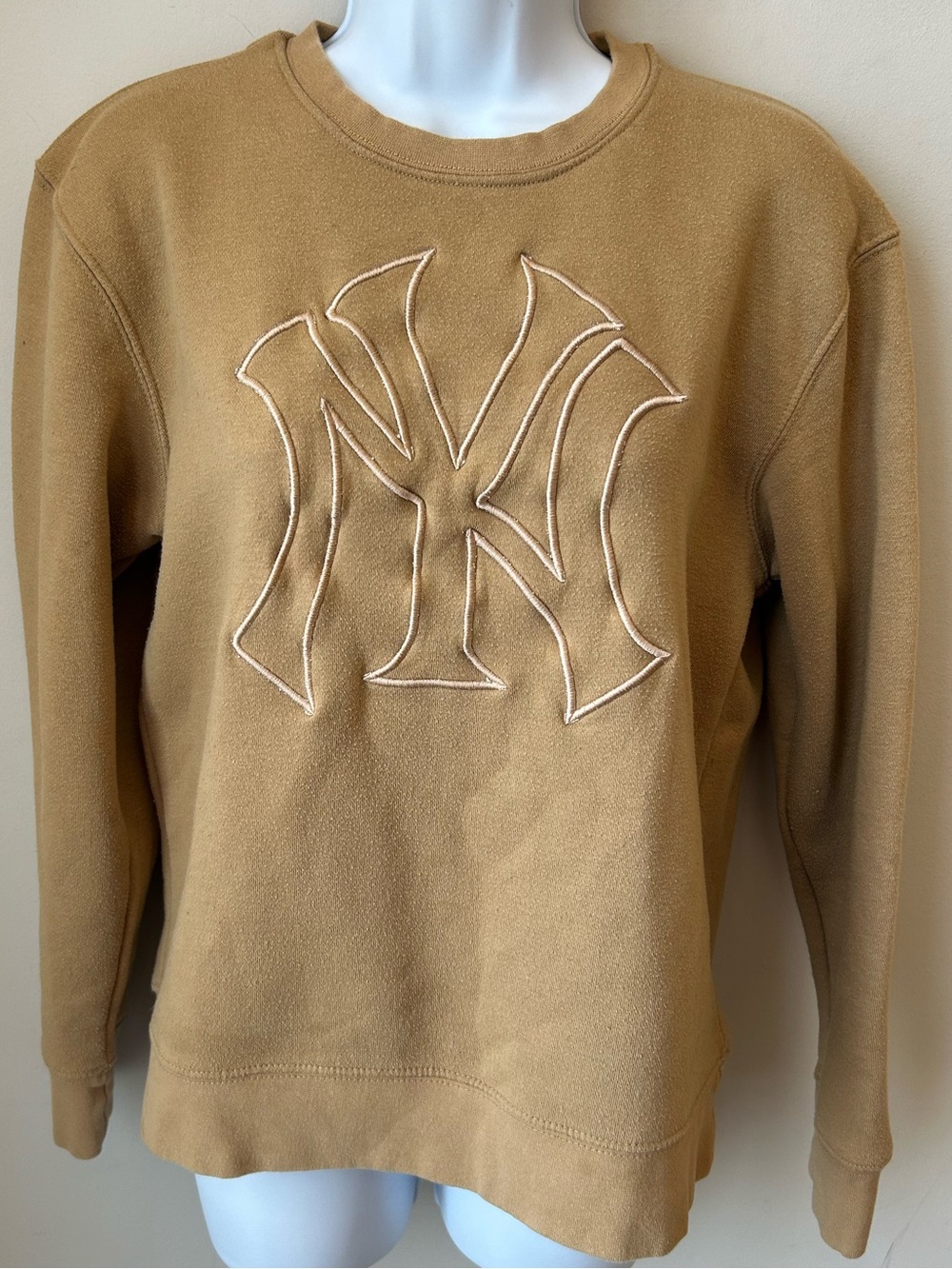 Genuine MLB Merchandise NYY Crewneck Sweater in Camel with Contrast Logo